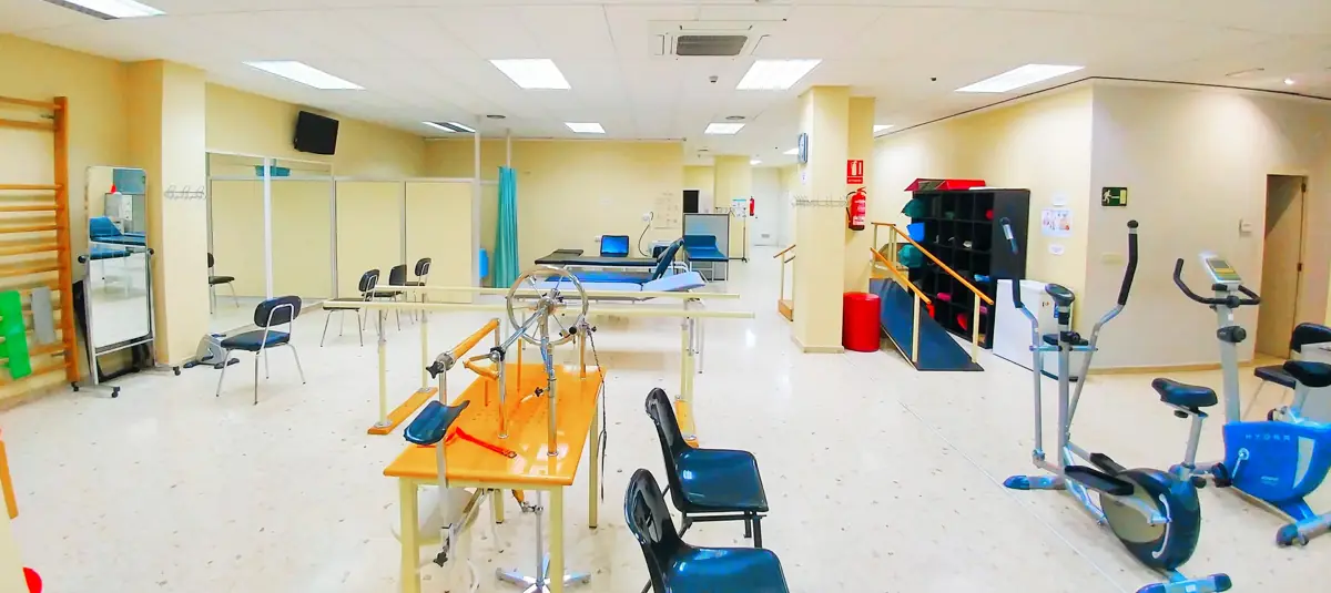 El gimnasio de la clínica: paralelas, bicicletas estáticas, espalderas y camillas