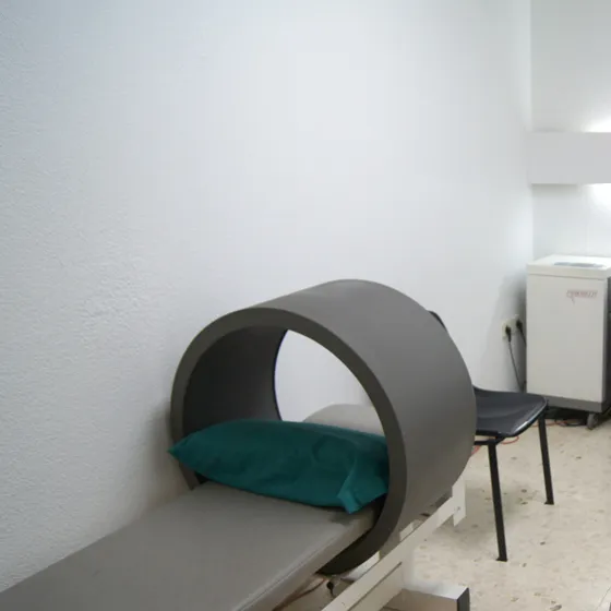 Sala de magnetoterapia de la clínica, con uno de sus equipos